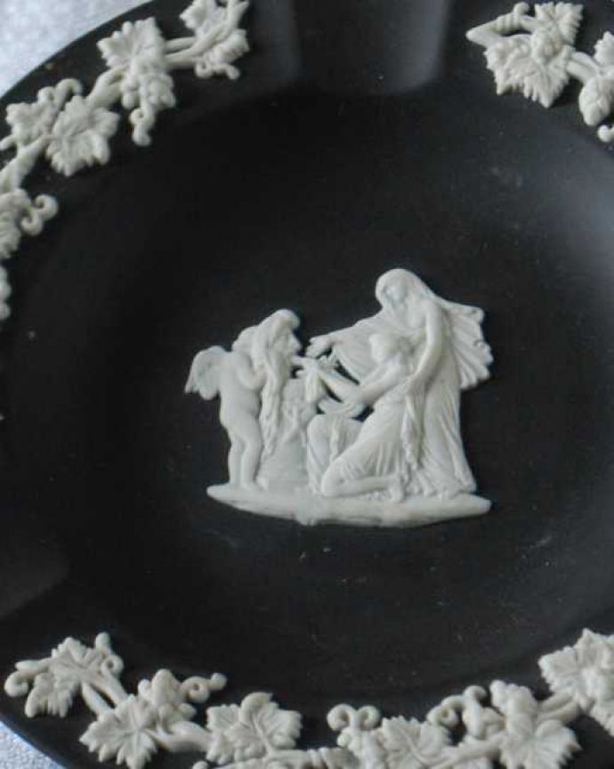 アンティーク 陶磁器の雑貨　アンティーク雑貨　アンティークウェッジウッドのアッシュトレイ（灰皿） 、ブラックのジャスパーウェア。古代美術がモチーフになっている模様ぷっくりと浮かび上がる白い模様は、古代ギリシャ・ローマ美術の装飾をモチーフにした繊細で優雅なデザインです。(m-3547-z)