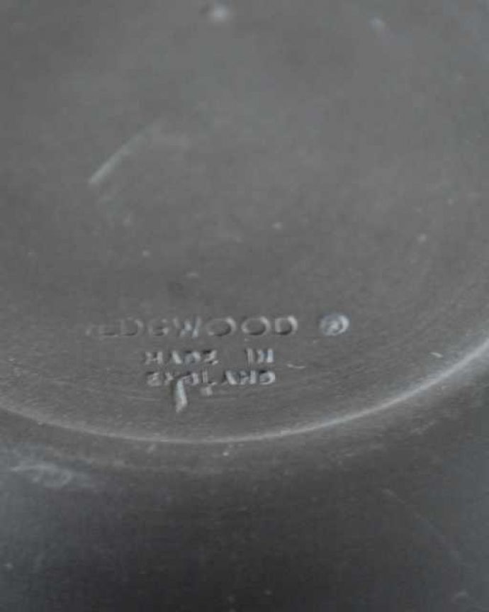 アンティーク 陶磁器の雑貨　アンティーク雑貨　アンティークウェッジウッドのアッシュトレイ（灰皿） 、ブラックのジャスパーウェア。裏側には品質の証ひっくり返して見ると、ウェッジウッドのマークを見つけることが出来ます。(m-3547-z)