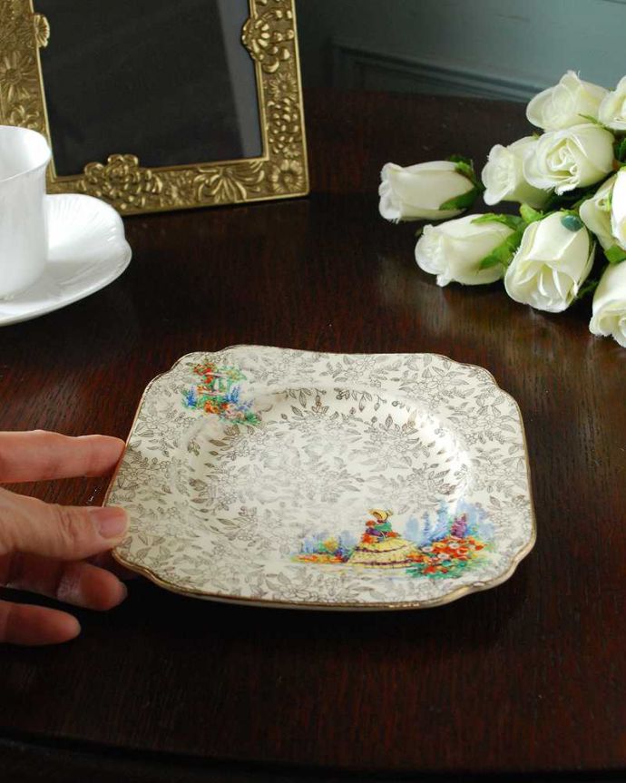 アンティーク 陶磁器の雑貨　アンティーク雑貨　小花柄が華やかな、チンツ模様のアンティークスクエアプレート。飾って使って楽しむアンティーク実用的に一番使いやすいサイズ。(m-3549-z)