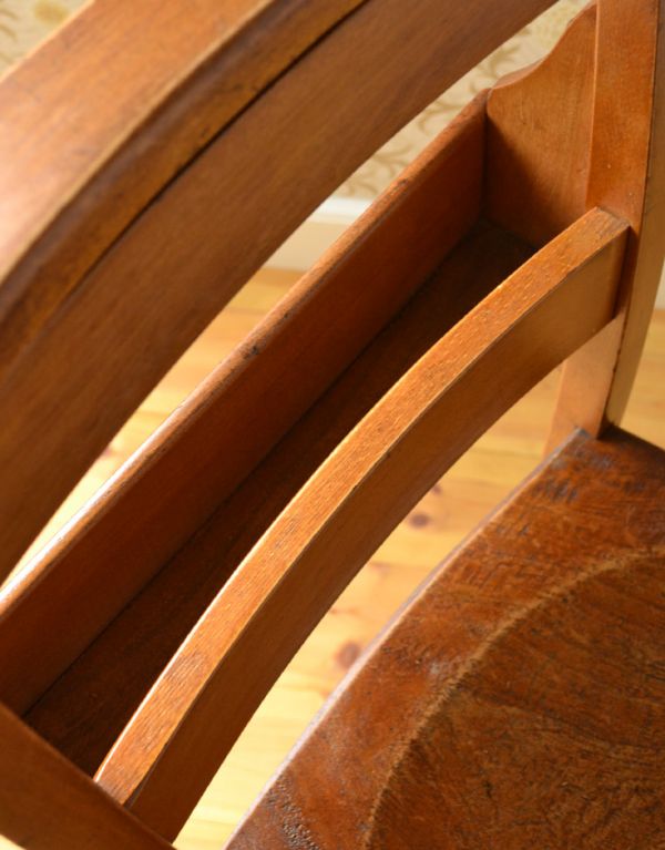 板座面　アンティーク チェア　ダイニングにピッタリのイギリスのアンティークチェア、木製チャーチチェア。もともとは、聖書や賛美歌を入れるために作られたBOX。(m-355-c)