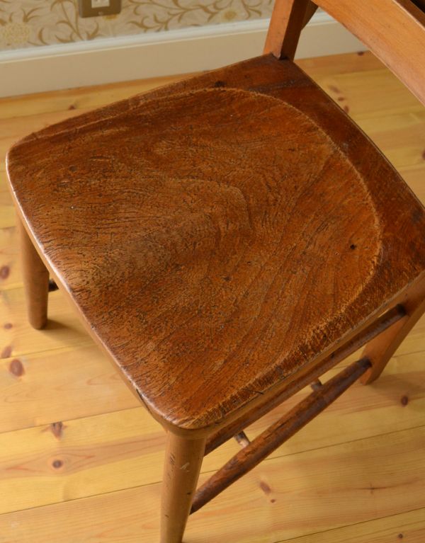 板座面　アンティーク チェア　ダイニングにピッタリのイギリスのアンティークチェア、木製チャーチチェア。座面には、座ぐりと言って、長時間座ってお話を聞いてもラクなようにお尻の形に彫が入っています。(m-355-c)