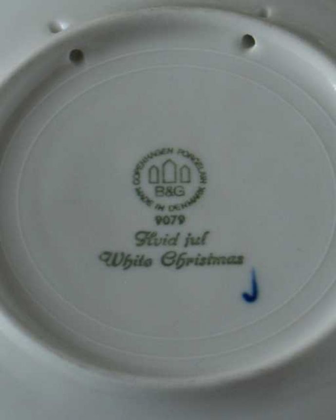 アンティーク 陶磁器の雑貨　クリスマス用　1979年ビング＆グレンダール (Bing＆Grondahl) のイヤープレート（ホワイトクリスマス）。裏側には品質の証製造メーカー保証の意味がこもった窯印、ポーセリンマークがあります。(m-3559-z)