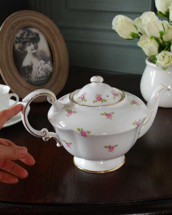アンティーク 陶磁器の雑貨　アンティーク雑貨　イギリス王室御用達ブランドのアンティークポット（パラゴン・PARAGON）。自分だけの使い方で使ってみましょうたっぷり紅茶が注げるサイズ。(m-3560-z)