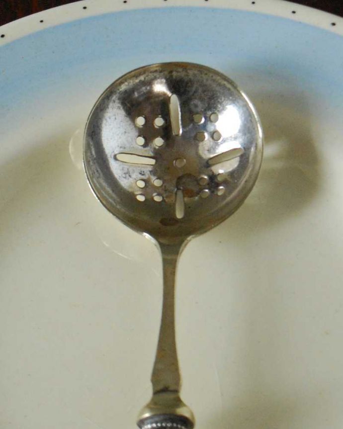 アンティーク シルバー製　アンティーク雑貨　英国の銀のカトラリー、アンティークシルバープレートの白蝶貝シフタースプーン（粉砂糖スプーン）。贅沢極まりないシフタースプーン砂糖が貴重だった時代に、フルーツやお菓子にお砂糖をふりかけるために作られた食通のためのスプーンです。(m-3564-z)