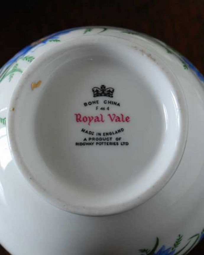 アンティーク 陶磁器の雑貨　アンティーク雑貨　イギリス英国から到着したロイヤルベールのアンティークのミルクピッチャー。裏側には品質の証製造メーカー保証の意味がこもった窯印、ポーセリンマークがあります。(m-3568-z)