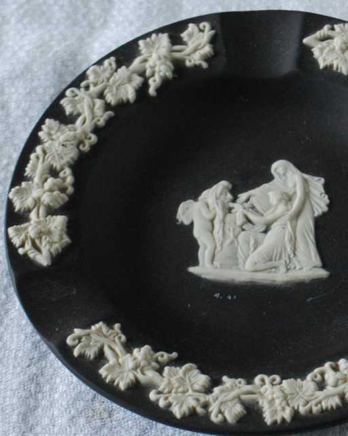 アンティーク 陶磁器の雑貨　アンティーク雑貨　アンティークウェッジウッドのブラックのジャスパーウェア、アッシュトレイ（灰皿） 。古代美術がモチーフになっている模様ぷっくりと浮かび上がる白い模様は、古代ギリシャ・ローマ美術の装飾をモチーフにした繊細で優雅なデザインです。(m-3575-z)