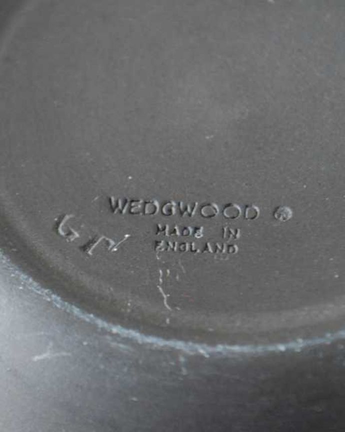 アンティーク 陶磁器の雑貨　アンティーク雑貨　アンティークウェッジウッドのブラックのジャスパーウェア、アッシュトレイ（灰皿） 。裏側には品質の証ひっくり返して見ると、ウェッジウッドのマークを見つけることが出来ます。(m-3575-z)