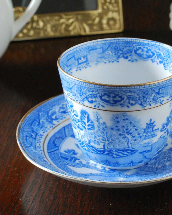 アンティーク 陶磁器の雑貨　アンティーク雑貨　英国伝統のウィローパターンが美しい、イギリスで見つけたアンティークカップ＆ソーサー。青と白で描かれた恋物語19世紀初期のイギリスで大人気のウィローパターン。(m-3578-z)