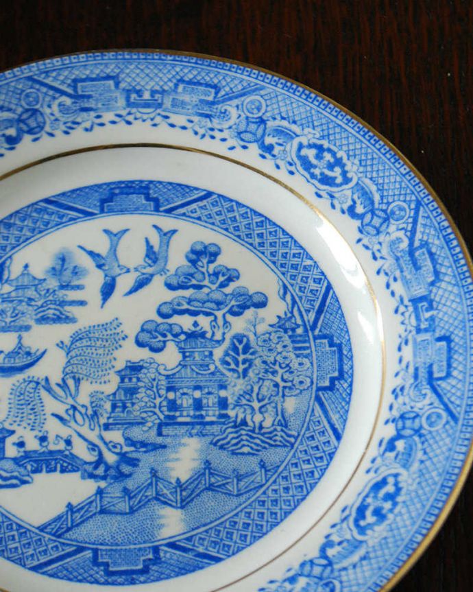 アンティーク 陶磁器の雑貨　アンティーク雑貨　英国伝統のウィローパターンが美しい、イギリスで見つけた小さなアンティークプレート。青と白で描かれた恋物語19世紀初期のイギリスで大人気のウィローパターン。(m-3579-z)