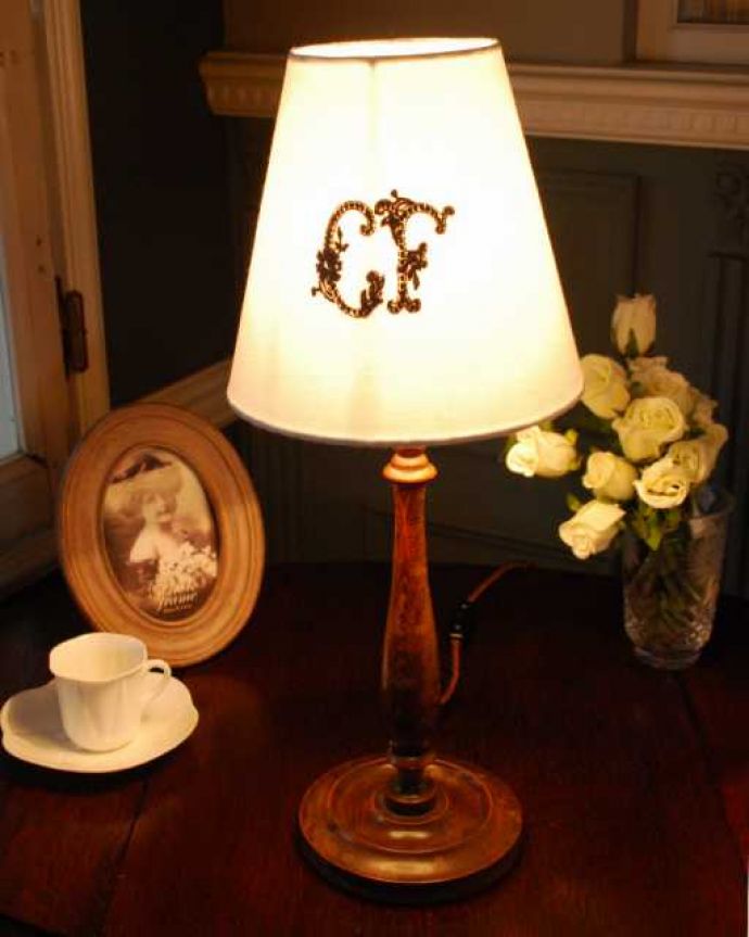 スタンドライト　照明・ライティング　英国インテリアのアンティーク照明、木製のテーブルランプ（E17シャンデリア球付）。。(m-3582-z)