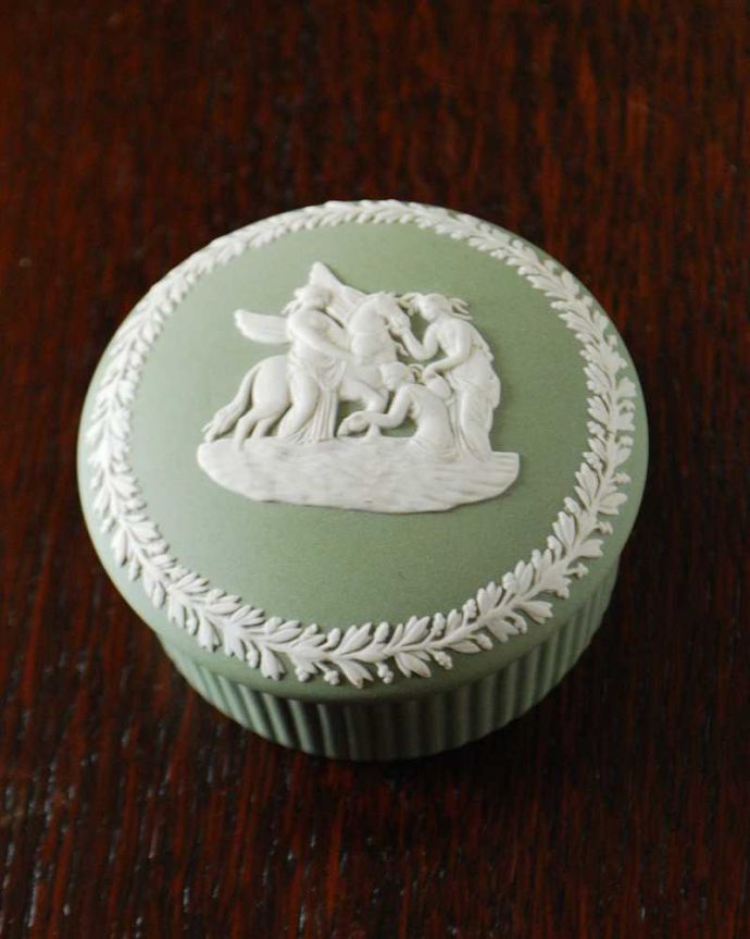 アンティーク 陶磁器の雑貨　アンティーク雑貨　セージグリーンのフタ付き小物入れ、アンティークウェッジウッドのジャスパーウェア。宝石のような美しさを追求した焼き物なんとも言えない滑らかな手触りが、ジャスパーウエアの特長。(m-3583-z)