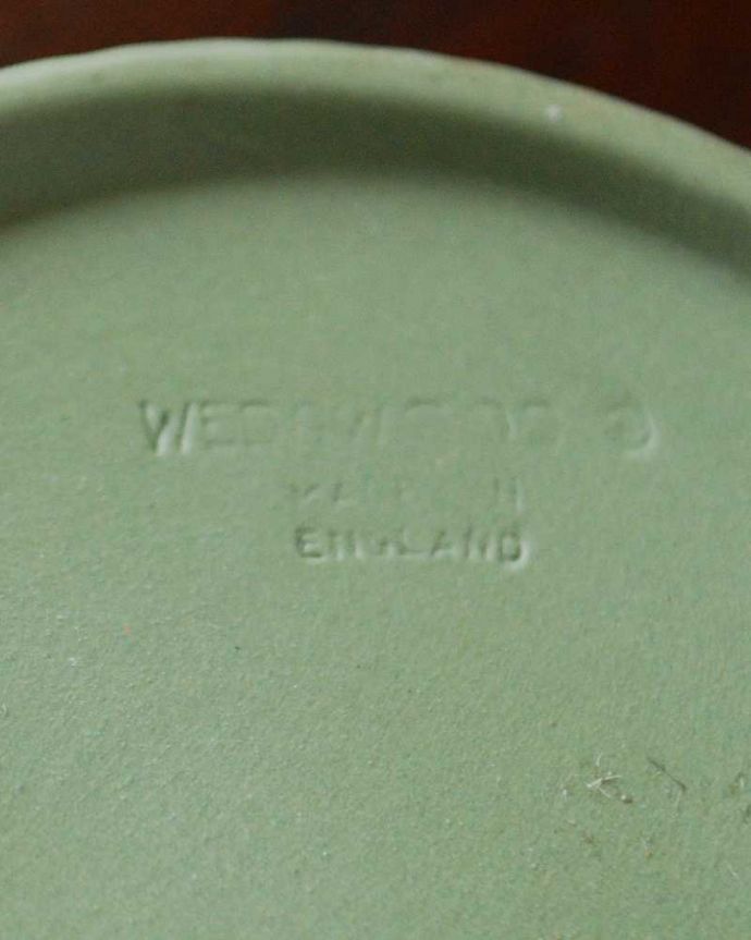 アンティーク 陶磁器の雑貨　アンティーク雑貨　セージグリーンのフタ付き小物入れ、アンティークウェッジウッドのジャスパーウェア。裏側には品質の証ひっくり返して見ると、ウェッジウッドのマークを見つけることが出来ます。(m-3583-z)