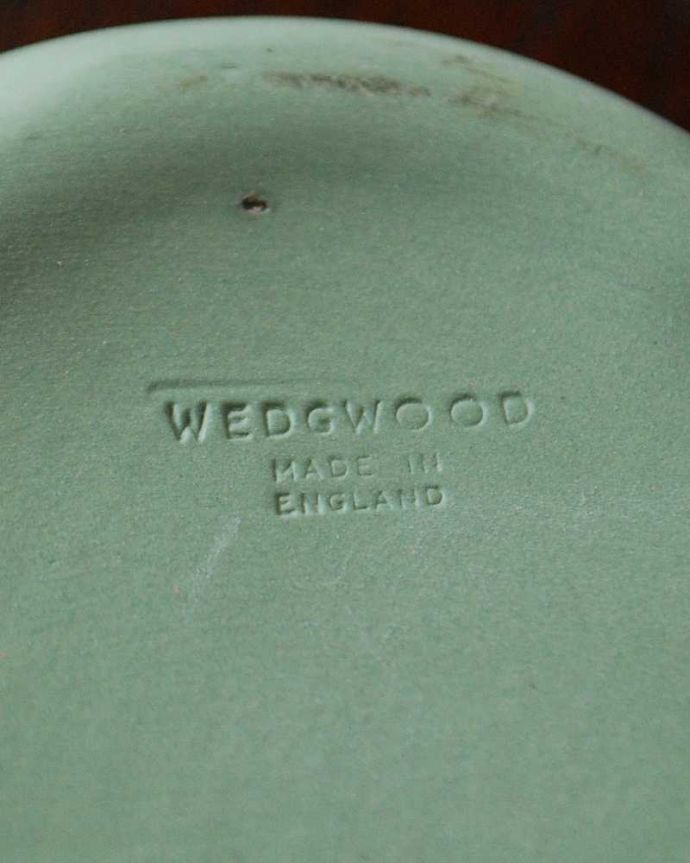 アンティーク 陶磁器の雑貨　アンティーク雑貨　セージグリーン色が美しいウェッジウッドのジャスパーウェア、フタ付き小物入れ。裏側には品質の証ひっくり返して見ると、ウェッジウッドのマークを見つけることが出来ます。(m-3585-z)