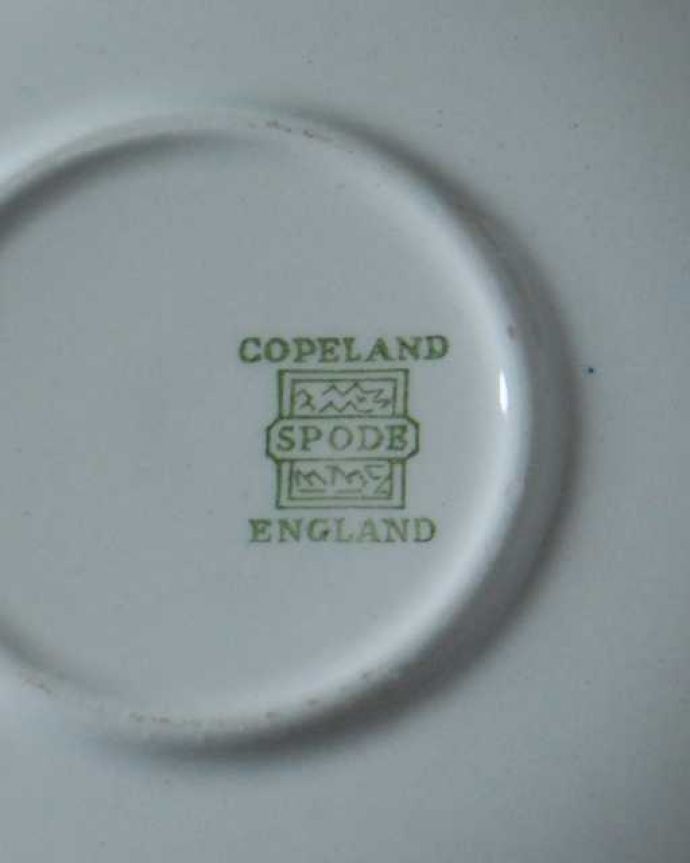 アンティーク 陶磁器の雑貨　アンティーク雑貨　英国輸入のコープランド（スポード）のアンティークカップ＆ソーサートリオ。裏側には品質の証ひっくり返して見ると、こんな感じのポーセリンマークを見つけることが出来ます。(m-3590-z)