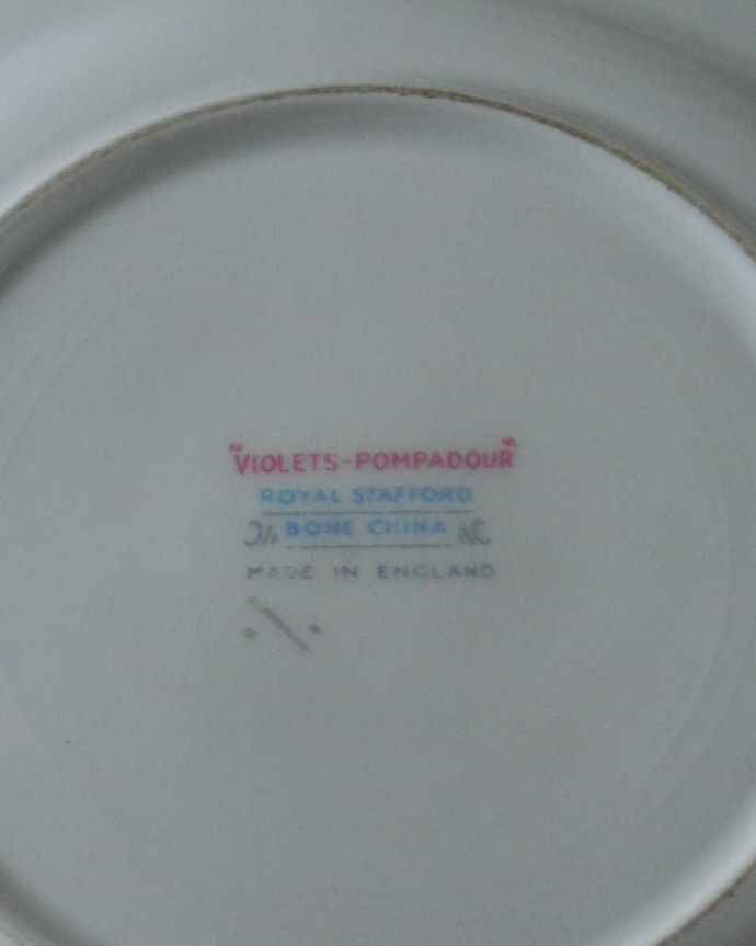 アンティーク 陶磁器の雑貨　アンティーク雑貨　ロイヤルスタッフォードのアンティークプレート( VIOLETS・POMPADOUR)。裏側には品質の証製造メーカー保証の意味がこもった窯印、ポーセリンマークがあります。(m-3591-z)