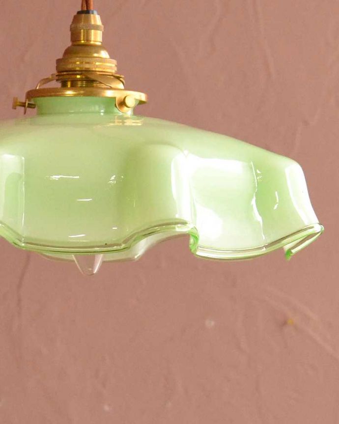 ペンダントライト　照明・ライティング　グリーン色のガラスが鮮やかなフランス生まれのアンティークシェード（コード・シャンデリア球・ギャラリーA付き）。。(m-3594-z)