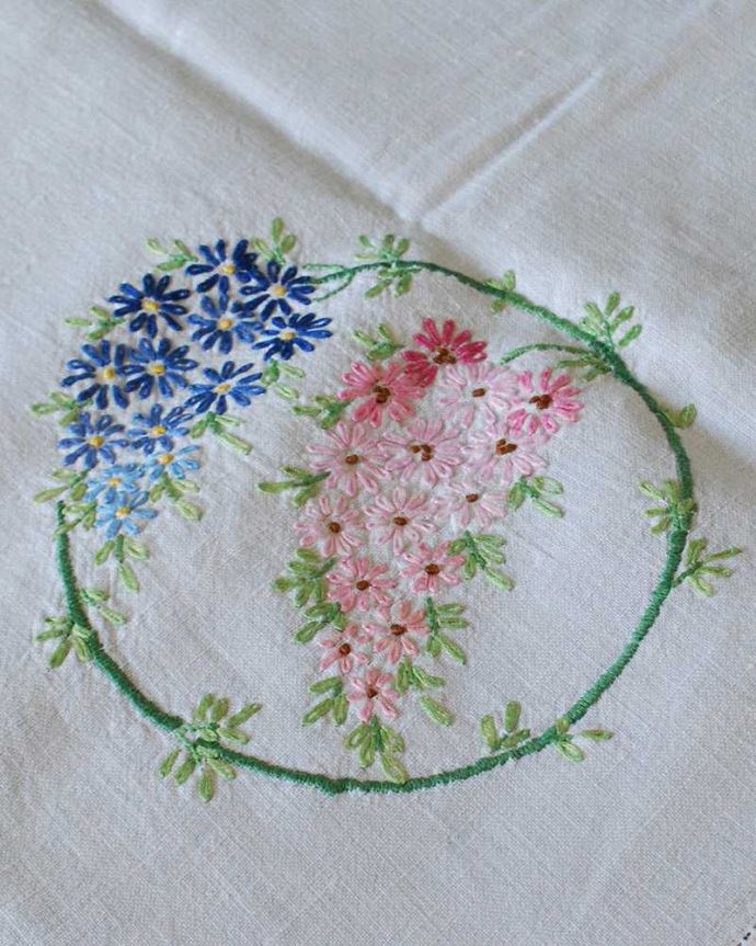 アンティーク 布製の雑貨　アンティーク雑貨　フランスで見つけたアンティーク、お花の刺繍が華やかなテーブルクロス。一枚一枚手作業で丁寧に編み込まれています一つ一つ手作りで作られたアンティークのレース。(m-3613-z)