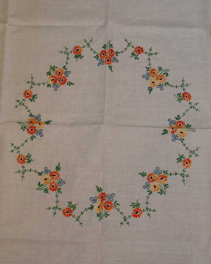 アンティーク 布製の雑貨　アンティーク雑貨　フランスで見つけたアンティーク、可愛いお花の刺繍のテーブルクロス。テーブルに掛けるだけでお部屋雰囲気が変わりますお花のレースがとっても華やかです。(m-3615-z)