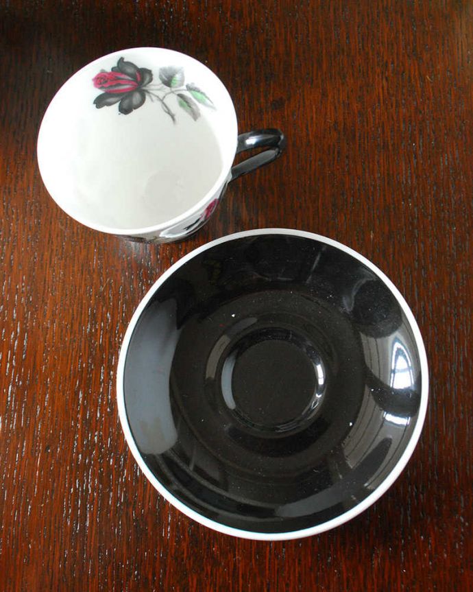 アンティーク 陶磁器の雑貨　アンティーク雑貨　ロイヤルアルバート社、エレガントで美しいマスカレードシリーズのカップ＆ソーサー。上から見るとこんな感じ状態のいいものだけを選んでいますが、アンティークなのでキズや欠けがある場合があります。(m-3618-z)