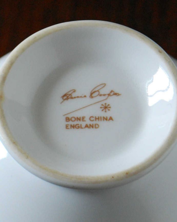 スージークーパー　アンティーク雑貨　英国輸入のヴィンテージ食器、スージークーパーカップ＆ソーサー(ピオニー)。裏側には品質の証製造メーカー保証の意味がこもった窯印、ポーセリンマークがあります。(m-3620-z)