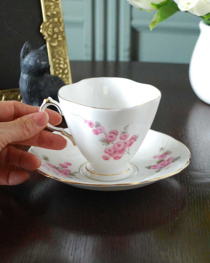 アンティーク 陶磁器の雑貨　アンティーク雑貨　オトナ色の雰囲気のお花が描かれたアンティークカップ＆ソーサー（C.W.S. WINDSOR ）。お茶の時間をもっと優雅に･･･眺めているだけじゃもったいないので、実用的に使って下さい。(m-3622-z)