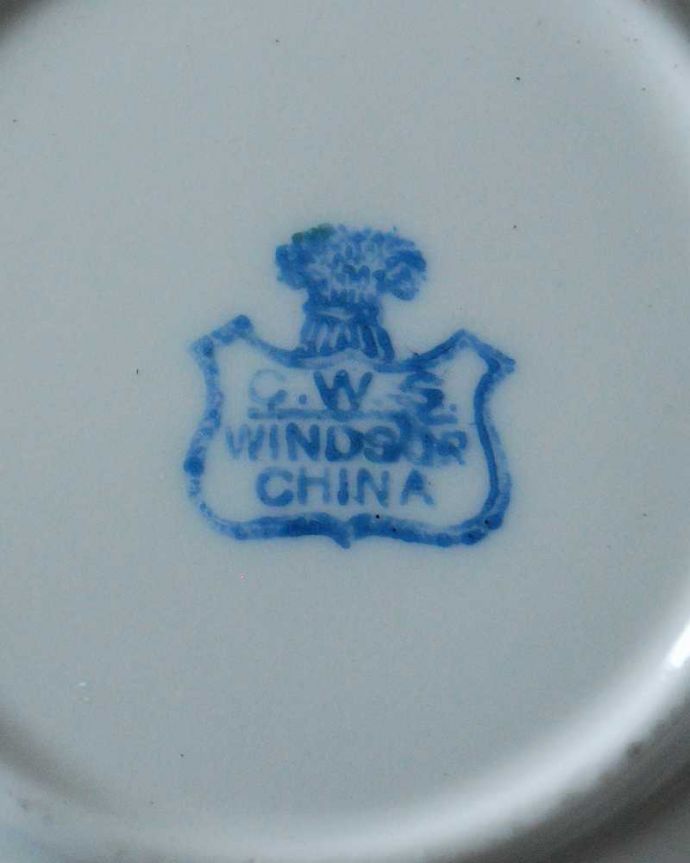 アンティーク 陶磁器の雑貨　アンティーク雑貨　オトナ色の雰囲気のお花が描かれたアンティークカップ＆ソーサー（C.W.S. WINDSOR ）。裏側には品質の証製造メーカー保証の意味がこもった窯印、ポーセリンマークがあります。(m-3622-z)