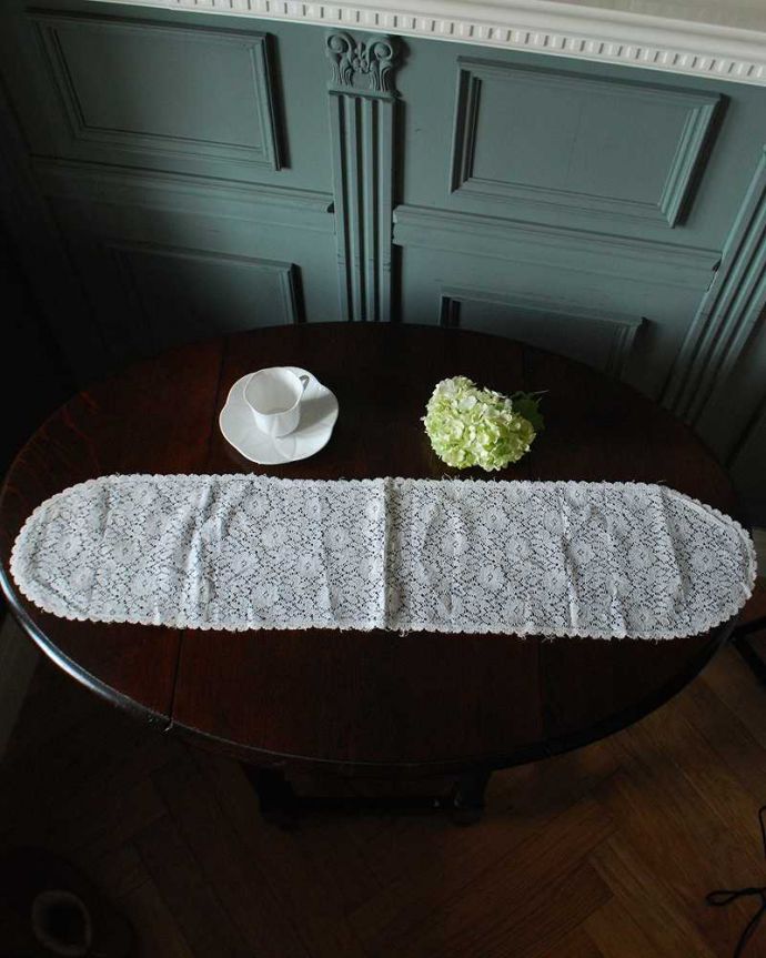 アンティーク 布製の雑貨　アンティーク雑貨　華やかな雰囲気を作ってくれるアンティークのテーブルランナー（お花のクロス）。上から見ると･･･こんな形のドイリーです。(m-3629-z)