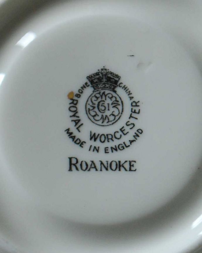 アンティーク 陶磁器の雑貨　アンティーク雑貨　ロイヤルウースター窯ロアノーク（ROANOKE）のアンティークカップ＆ソーサー。裏側には品質の証製造メーカー保証の意味がこもった窯印、ポーセリンマークがあります。(m-3630-z)