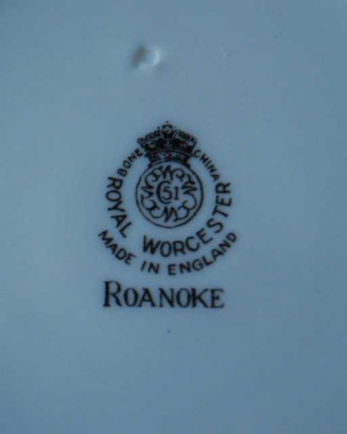 アンティーク 陶磁器の雑貨　アンティーク雑貨　イギリスロイヤルウースター窯、ロアノーク（ROANOKE）のアンティークプレート。裏側には品質の証製造メーカー保証の意味がこもった窯印、ポーセリンマークがあります。(m-3631-z)
