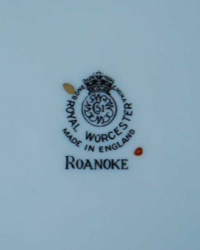 アンティーク 陶磁器の雑貨　アンティーク雑貨　ロイヤルウースター窯ロアノーク（ROANOKE）のアンティークプレート。裏側には品質の証製造メーカー保証の意味がこもった窯印、ポーセリンマークがあります。(m-3632-z)