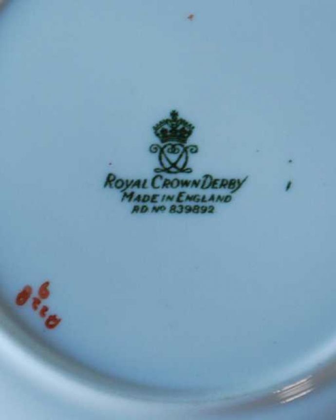アンティーク 陶磁器の雑貨　アンティーク雑貨　ロイヤルクラウンダービー窯のお花のブーケが可愛いアンティークのプレート。裏側には品質の証製造メーカー保証の意味がこもった窯印、ポーセリンマークがあります。(m-3635-z)