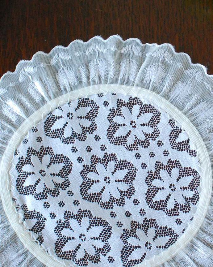 アンティーク 布製の雑貨　アンティーク雑貨　繊細で華やかなアンティーク雑貨、フランスで見つけた手編みのドイリー。一枚一枚、大切に手作りされました。(m-3639-z)
