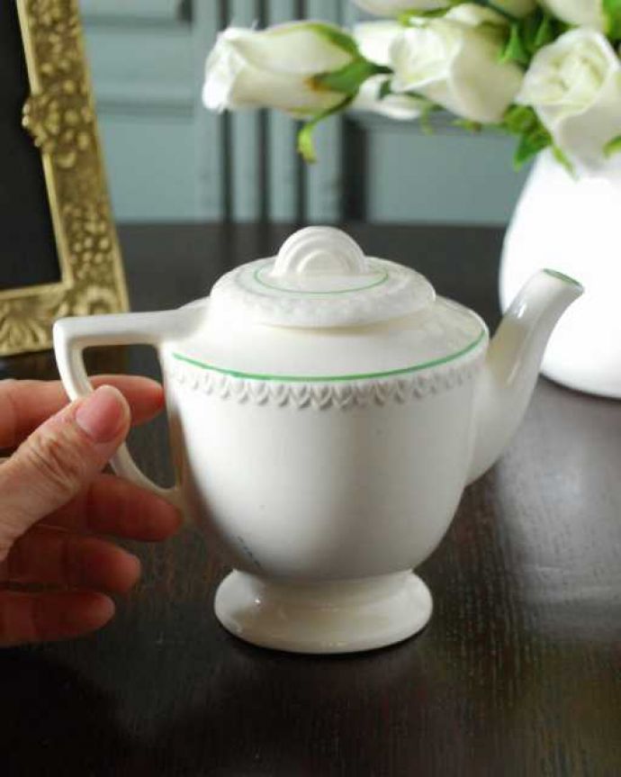 アンティーク 陶磁器の雑貨　アンティーク雑貨　華やかなバラの模様が描かれた英国アンティークの陶磁器ティーポット。自分だけの使い方で使ってみましょうたっぷり紅茶が注げるサイズ。(m-3642-z)