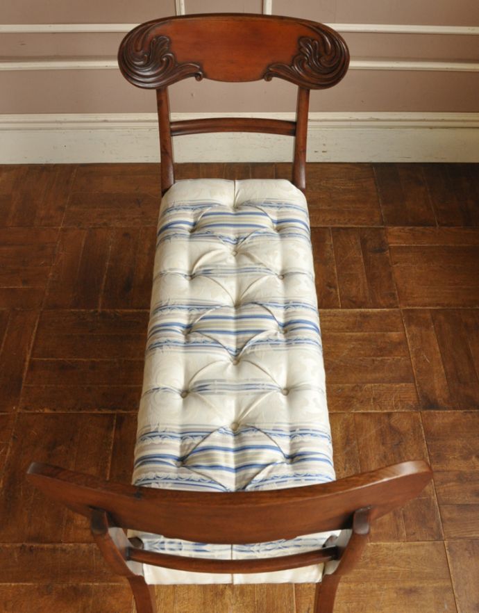 スツール・オットマン　アンティーク チェア　1880年代の英国アンティーク家具、マホガニー材のウィンドーシート（ベンチ）。すわり心地がいい座面。(m-365-c)