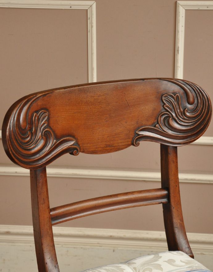 スツール・オットマン　アンティーク チェア　1880年代の英国アンティーク家具、マホガニー材のウィンドーシート（ベンチ）。英国らしい美しいリーフ模様が施されています。(m-365-c)