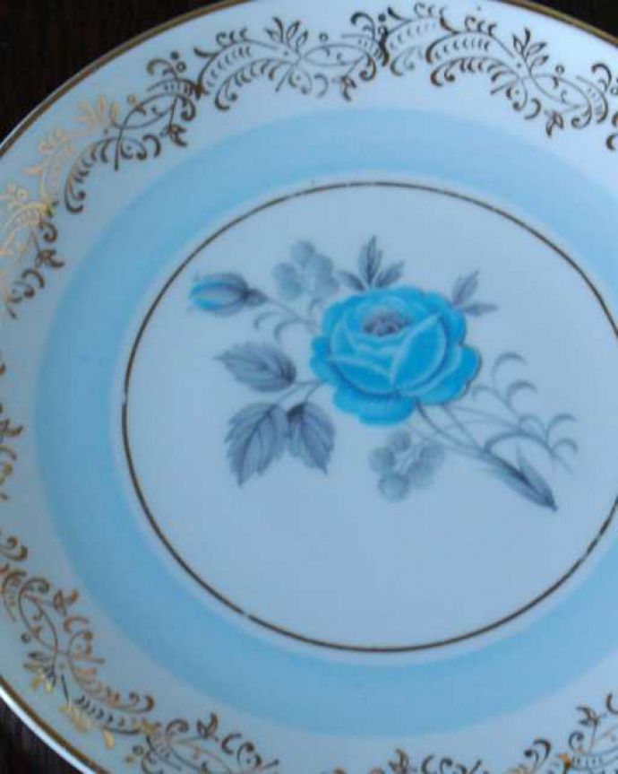 アンティーク 陶磁器の雑貨　アンティーク雑貨　ブルーのお花が美しいイギリスのアンティークプレート。一番使いやすいサイズのパンプレート食事の時、パンを乗せるために使われるプレートは、一番使いやすく実用的な大きさ。(m-3656-z)