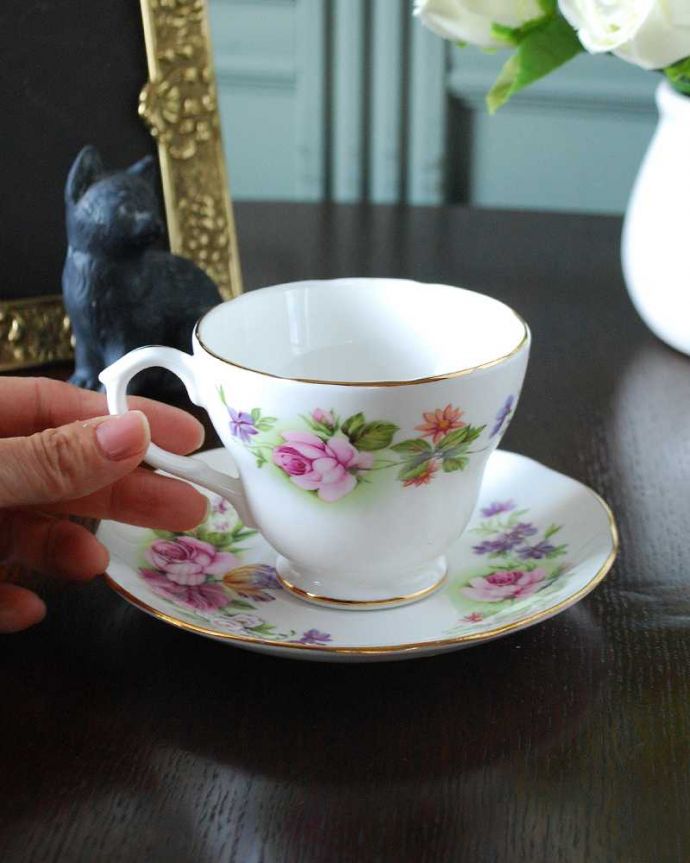 アンティーク 陶磁器の雑貨　アンティーク雑貨　英国のフラワーブーケが華やかな、ダッチェスのアンティークカップ＆ソーサー。お茶の時間をもっと優雅に･･･眺めているだけじゃもったいないので、実用的に使って下さい。(m-3658-z)