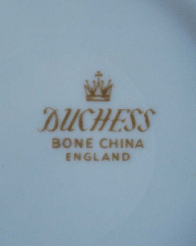 アンティーク 陶磁器の雑貨　アンティーク雑貨　英国のフラワーブーケが華やかな、ダッチェスのアンティークカップ＆ソーサー。裏側には品質の証製造メーカー保証の意味がこもった窯印、ポーセリンマークがあります。(m-3658-z)