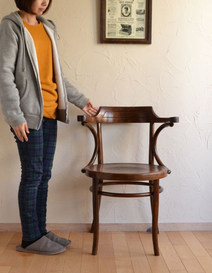 ベントウッドチェア　アンティーク チェア　英国のアンティーク椅子、アームが付いたベントウッドチェア。ゆったりとした掛け心地のアーム付きベントウッドチェア！お部屋に飾っておいてもオシャレなアイテムです。(m-366-c)