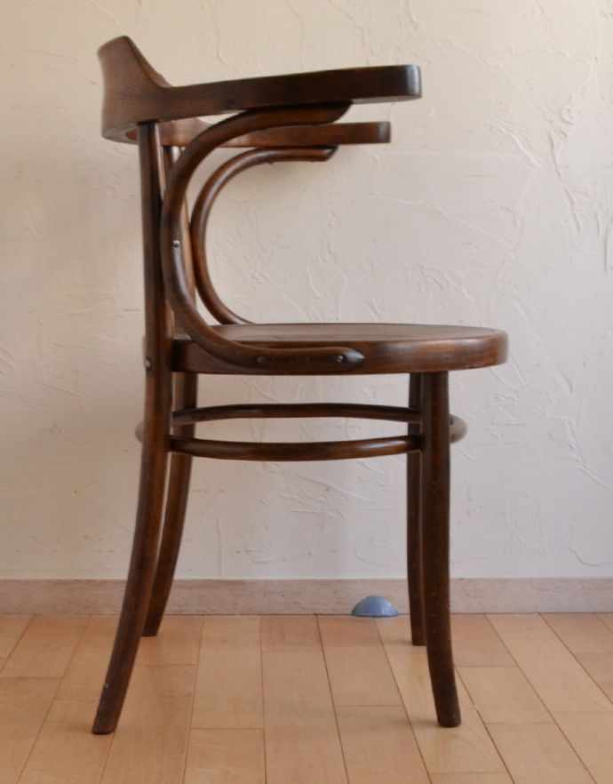 ベントウッドチェア　アンティーク チェア　英国のアンティーク椅子、アームが付いたベントウッドチェア。飽きのこないデザインです。(m-366-c)