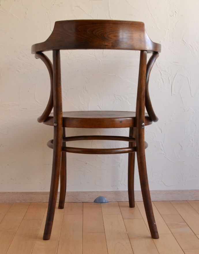 ベントウッドチェア　アンティーク チェア　英国のアンティーク椅子、アームが付いたベントウッドチェア。後姿もスマートでカッコいいです。(m-366-c)