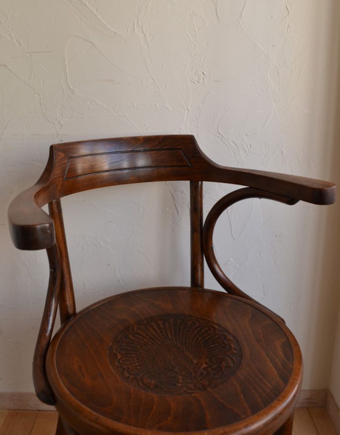 ベントウッドチェア　アンティーク チェア　英国のアンティーク椅子、アームが付いたベントウッドチェア。背もたれにも曲げ木の技術が活かされています。(m-366-c)