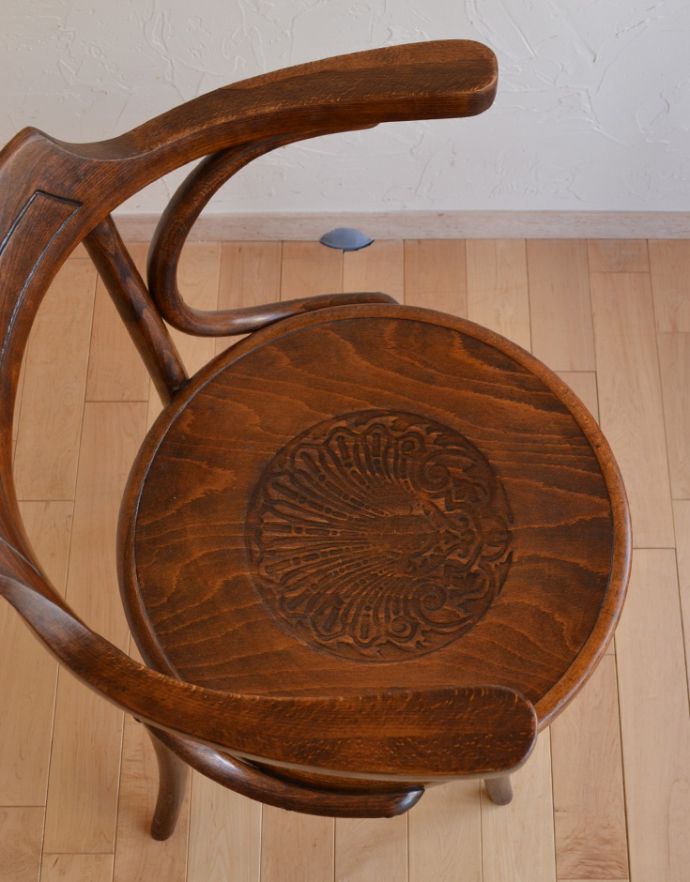 ベントウッドチェア　アンティーク チェア　英国のアンティーク椅子、アームが付いたベントウッドチェア。丸い座面なので、お子様のいるご家庭でも安心です。(m-366-c)