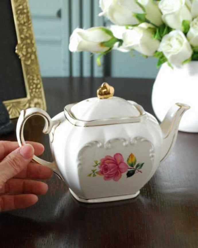 アンティーク 陶磁器の雑貨　アンティーク雑貨　イギリスのアンティーク陶磁器、バラの絵が美しいティーポット。自分だけの使い方で使ってみましょうたっぷり紅茶が注げるサイズ。(m-3660-z)