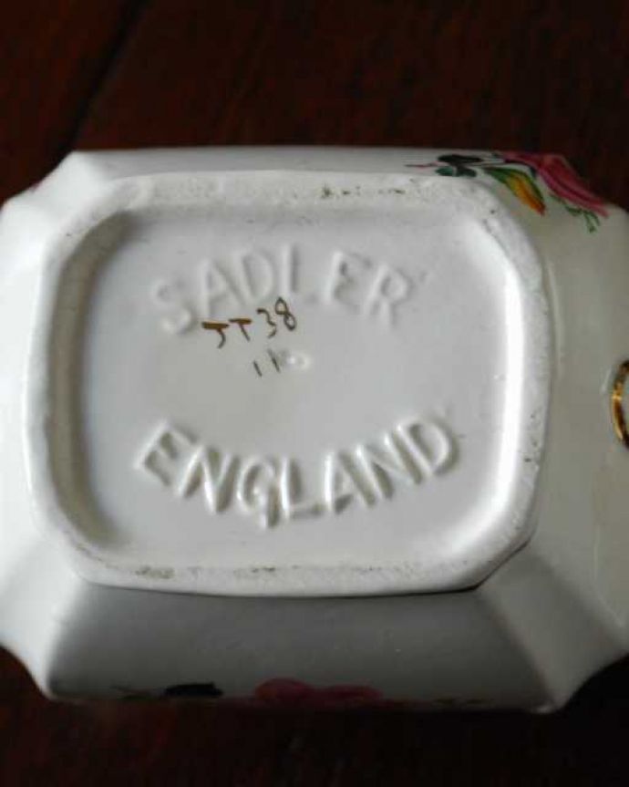 アンティーク 陶磁器の雑貨　アンティーク雑貨　イギリスのアンティーク陶磁器、バラの絵が美しいティーポット。裏側には品質の証製造メーカー保証の意味がこもった窯印、ポーセリンマークがあります。(m-3660-z)