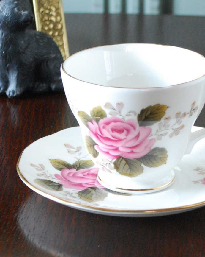 アンティーク 陶磁器の雑貨　アンティーク雑貨　英国のアンティーク陶磁器、バラの花が咲き誇るDUCHESS（ダッチェス）のカップ＆ソーサー。公爵夫人のように上品な陶磁器1888年に設立されたダッチェス。(m-3661-z)