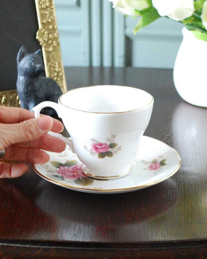 アンティーク 陶磁器の雑貨　アンティーク雑貨　英国のアンティーク陶磁器、バラの花が咲き誇るDUCHESS（ダッチェス）のカップ＆ソーサー。お茶の時間をもっと優雅に･･･眺めて楽しむのはもちろん、実用的に使って楽しんで下さい。(m-3661-z)