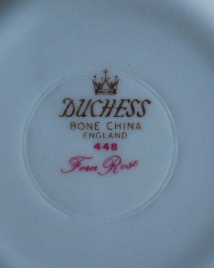 アンティーク 陶磁器の雑貨　アンティーク雑貨　英国のアンティーク陶磁器、バラの花が咲き誇るDUCHESS（ダッチェス）のカップ＆ソーサー。裏側には品質の証製造メーカー保証の意味がこもった窯印、ポーセリンマークはこんな感じです。(m-3661-z)