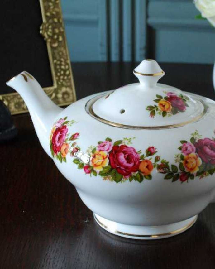 アンティーク 陶磁器の雑貨　アンティーク雑貨　イギリスのスタッフォードシャー地方のバラが美しいアンティークティーポット。お茶の時間に欠かせないティーポット紅茶を愛する英国のお茶の時間に欠かせない陶磁器のティーポット。(m-3670-z)