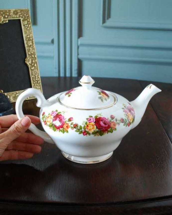 アンティーク 陶磁器の雑貨　アンティーク雑貨　イギリスのスタッフォードシャー地方のバラが美しいアンティークティーポット。自分だけの使い方で使ってみましょうたっぷり紅茶が注げるサイズ。(m-3670-z)